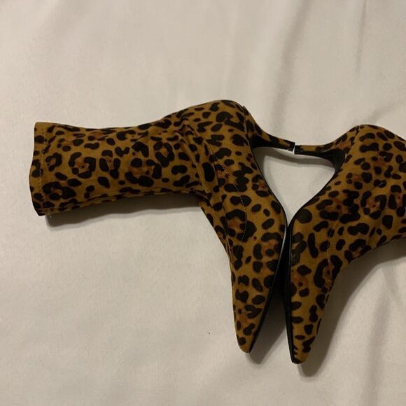 MACKIN Size 7 animal print bootie (above ankle) with kitten heels. - Picture 4 of 10